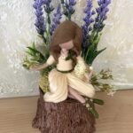 Fatörzsbe ültetett virágos dekoráció