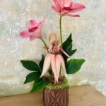 Rózsaszín orchidea tündérrel